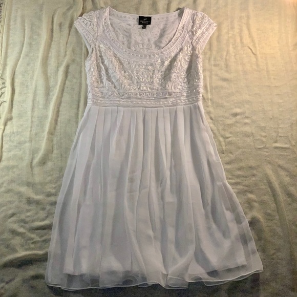Adrianna Papell Dresses & Skirts - White embroidered Adrianna Papell dress